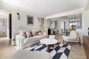 TV, offices - Amazing apartment 3BDR/8PAX next to the Louvre (Paris)