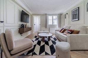 TV, offices - Amazing apartment 3BDR/8PAX next to the Louvre (Paris)