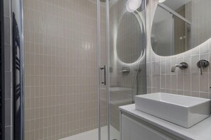 Shower, hair dryer, towels, soap - Exquisite apartment 2BDR/6PAX in the city center (Paris)