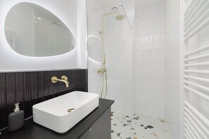 Shower, hair dryer, towels, soap - Incredible apartment 3BDR/8PAX in the city center (Paris)