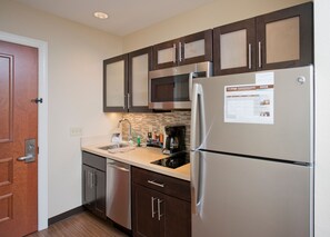 Private kitchen - Queen Studio Near the Waterfront | Workspace + Gym (Baltimore)
