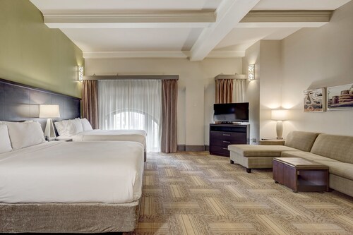 2 Queen Studio Near Waterfront | Free Breakfast!