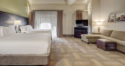 2 Queen Studio Near Waterfront | Free Breakfast!