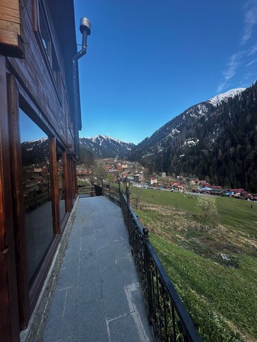 "Unbeatable Valley Views: Villa Among the Waterfalls and Clouds, with Terrace!"