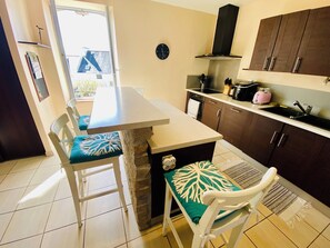 Fridge, microwave, oven, stovetop - Maison Kerest Ar Mor - In the heart of Concarneau, garden terrace & calm (Concarneau)