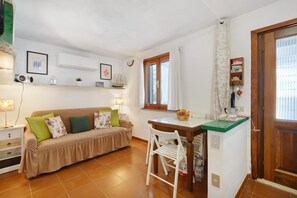 TV - Apartment 'Bilocale Il Nido' with Sea View (Innamorata)