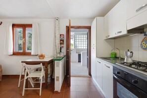 Réfrigérateur, plaque de cuisson, cafetière/bouilloire