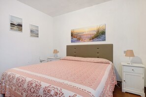 1 bedroom, WiFi, bed sheets - Apartment 'Bilocale Il Nido' with Sea View (Innamorata)