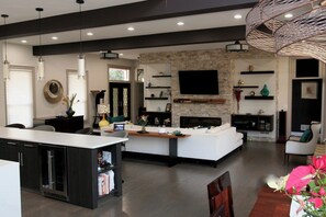 Interior - Contemporary 5BR house in gorgeous Lilburn (Lilburn)