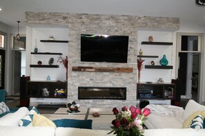 Smart TV, fireplace, DVD player, stereo - Contemporary 5BR house in gorgeous Lilburn (Lilburn)