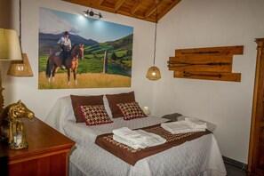 Room - 'Quinta do Malhinha' Apartment with Mountain View, Shared Terrace and Wi-Fi (Posto Santo)