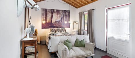 Iron/ironing board, WiFi, bed sheets