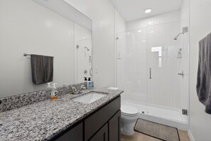 Towels, soap, shampoo, toilet paper - New! 6 BR Duplex w/Fenced Yard, Pet-Friendly! (Temple)