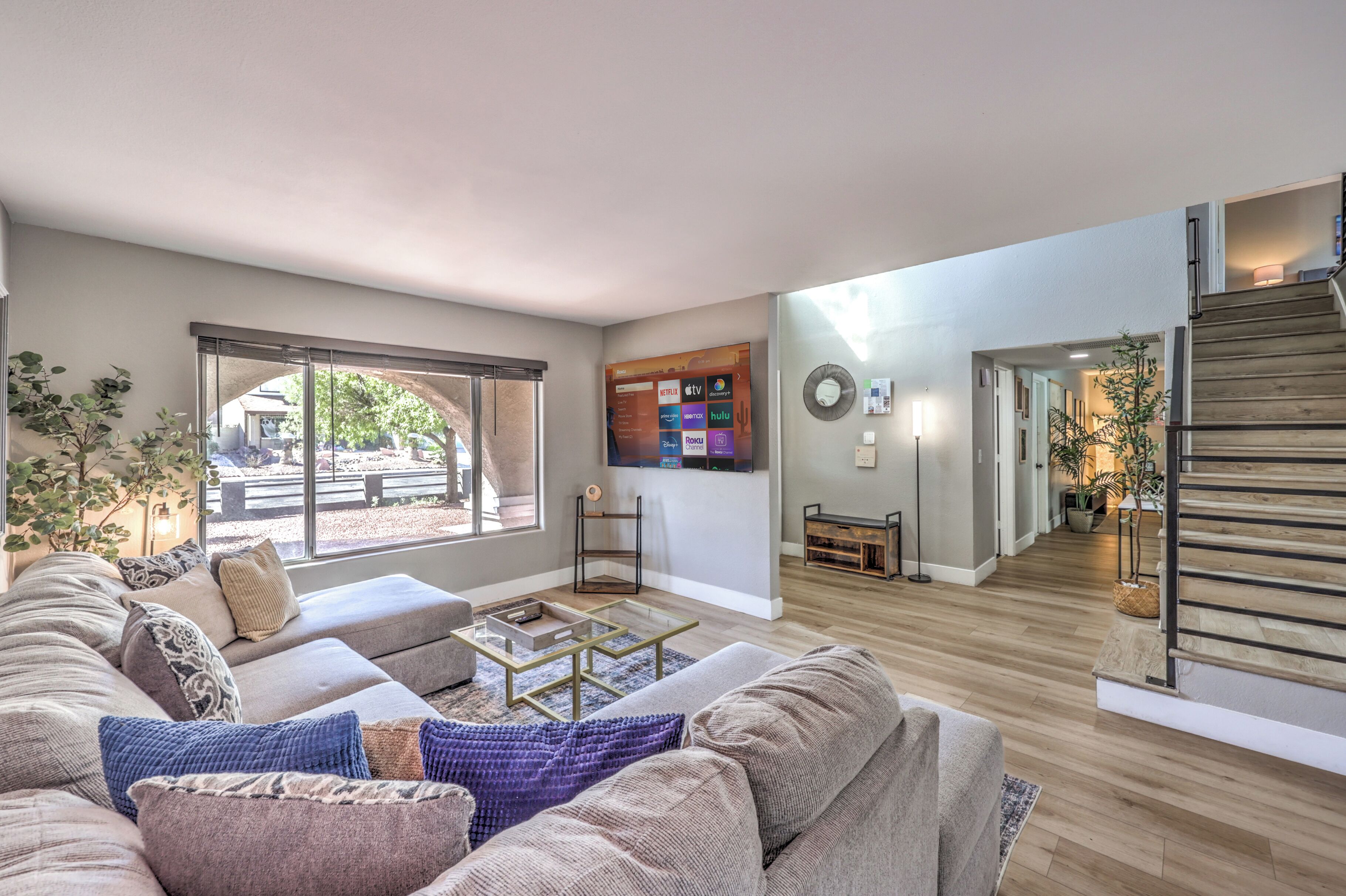 Smart TV, fireplace