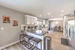 Private kitchen - Tokyo Escape 静  Heated Pool, Spa, Dog Run, Pool Table (Las Vegas)
