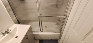 Hair dryer, towels, soap, toilet paper - Beautiful one bedroom apartment located in the most peaceful area of Schenectady (Schenectady)
