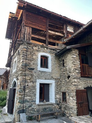 المنشأة من الخارج