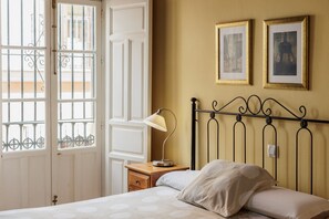 1 bedroom, iron/ironing board, WiFi, bed sheets - Essence of Santa Cruz – Historic Center – WiFi / AC (Sevilla)