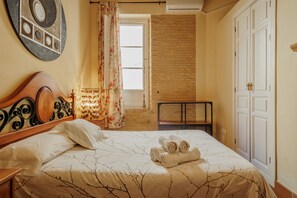 1 bedroom, iron/ironing board, WiFi, bed sheets - Heart of Seville - Barrio Santa Cruz - WiFi / AC (Sevilla)