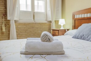 1 bedroom, iron/ironing board, WiFi, bed sheets - Santa Cruz Monumental – Historic Center – WiFi / AC (Sevilla)