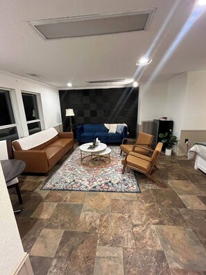 Living area - Cozy 1-bedroom studio in Arlington in a quiet neighborhood (Arlington)