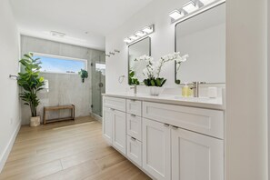 Een douche, een haardroger, handdoeken, zeep