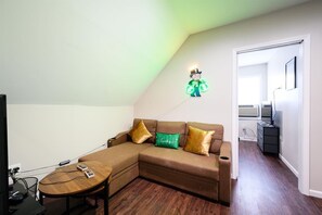 Living area - Game Theme Apt + Free Parking (Chicago)