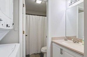 Secadora de cabello, toallas, jabón, papel de baño 