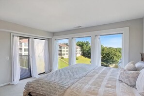 2 bedrooms, iron/ironing board, WiFi, bed sheets - The Landing at Robinwood 2 Bed 2 Bath Great proximity to golf, bars, restaurants (Lake Ozark)