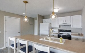 Private kitchen - The Landing at Robinwood 2 Bed 2 Bath Great proximity to golf, bars, restaurants (Lake Ozark)