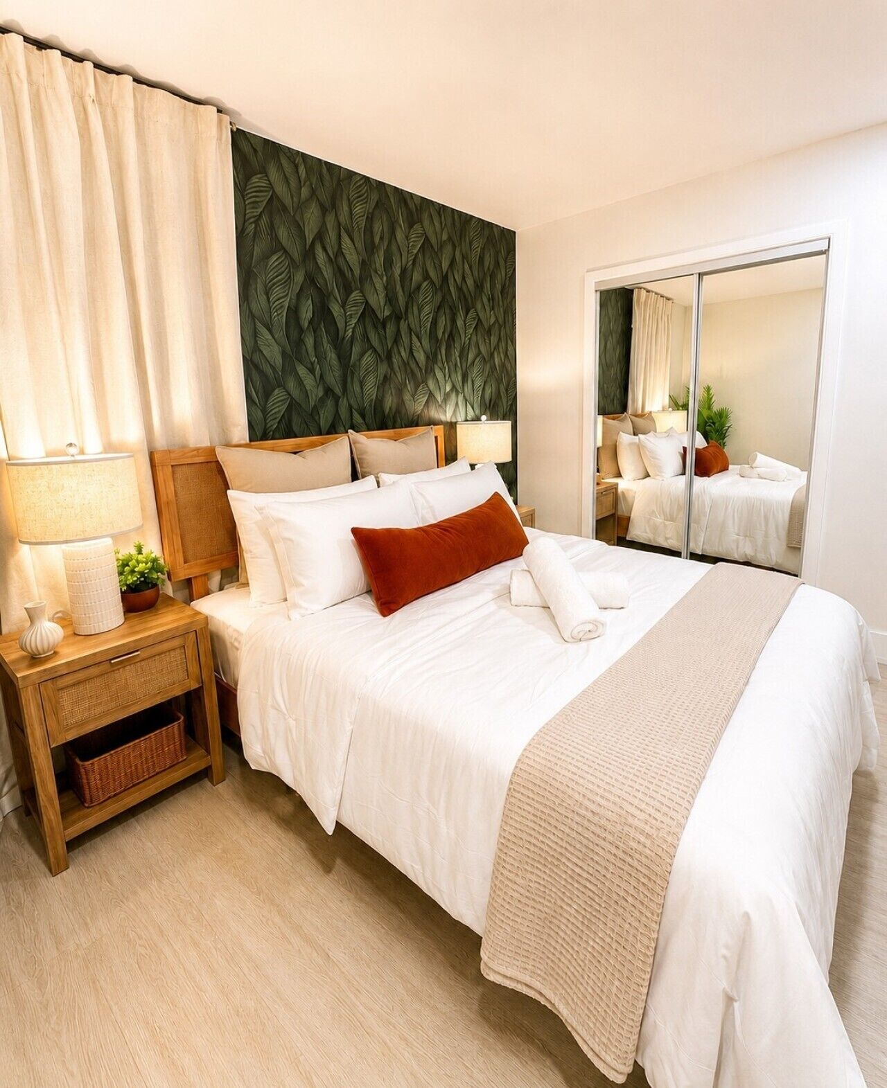2 chambres, bureau, fer et planche à repasser, lit de bébé portatif