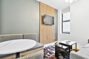 Living area - 1 Bedroom New Renovated - Wash/Dryer & Kitchenette -E (New York)