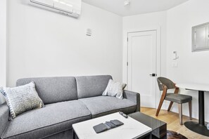 Living area - 1 Bedroom New Renovated - Wash/Dryer & Kitchenette -E (New York)