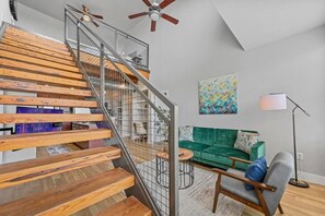 Living area - Urban 3-bedroom loft - walk Downtown! (Fort Worth)