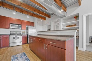 Private kitchen - Urban 3-bedroom loft - walk Downtown! (Fort Worth)