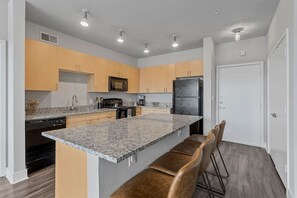 Private kitchen - Dive into downtown, steps away! (Fort Worth)