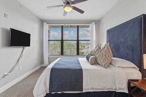 Room - Dive into downtown, steps away! (Fort Worth)