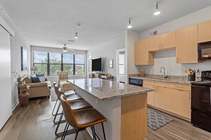 Fridge, microwave, oven, stovetop - Dive into downtown, steps away! (Fort Worth)