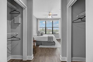 2 habitaciones, escritorio y tabla de planchar con plancha 