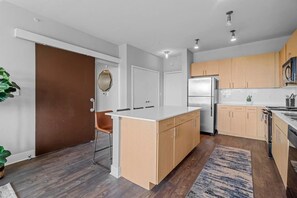 Private kitchen - River rides, shopping, dining - walk Downtown! (Fort Worth)