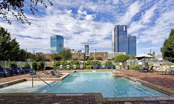 Pool - River rides, shopping, dining - walk Downtown! (Fort Worth)