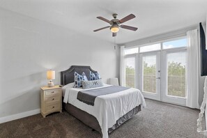 Room - Generous space, up to 26% off - walk Downtown! (Fort Worth)