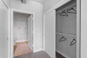 Interior - Generous space, up to 26% off - walk Downtown! (Fort Worth)