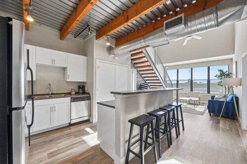 Large Modern Loft — 3 Bedrooms, walk Downtown!