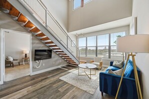 Living area - Large Modern Loft — 3 Bedrooms, walk Downtown! (Fort Worth)