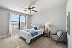 Room - Large Modern Loft — 3 Bedrooms, walk Downtown! (Fort Worth)