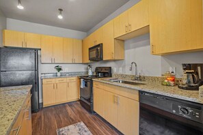 Private kitchen - City views, walk Downtown! (Fort Worth)