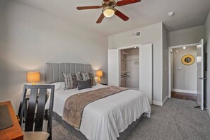 2 habitaciones, escritorio, tabla de planchar con plancha y wifi gratis 