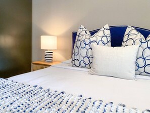 Room - Shop, dine, enjoy - walk Downtown! (Fort Worth)