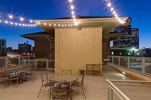 Outdoor dining - Shop, dine, enjoy - walk Downtown! (Fort Worth)